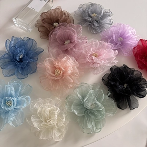 Détail de pinces à cheveux orchidées en organza multicouches avec étamine en perle blanche
