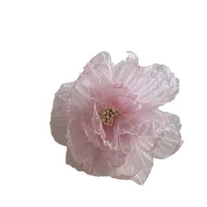 Pince à cheveux orchidée rose élégante avec pétales superposés et étamines blanches