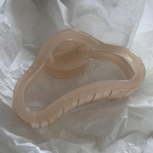 Detailaufnahme der großen rosa mattierten Haarklammer mit robuster goldener Metallfeder