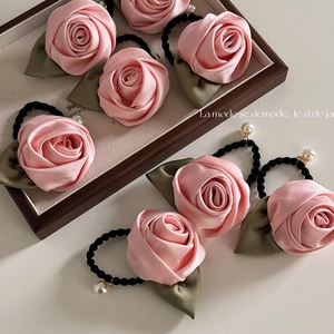 Élastique à Cheveux en Satin Rose Avec Pendentif Fausse Künstliche Perle Chouchous Floraux Faits à la Main pour Femmes Porte-Queue de Cheval
