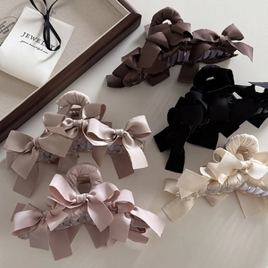 Eleganti fermagli per capelli in raso con fiocchi in vari colori, tra cui beige e rosa