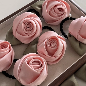 Lot de 6 chouchous élégants avec roses en satin rose, feuilles vertes et perles