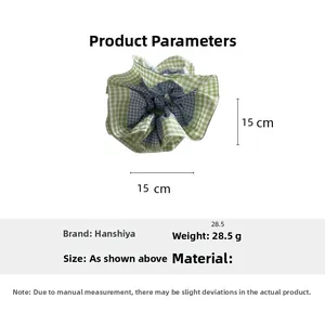 Détail d'un chouchou à carreaux vert menthe et bleu avec taille 15cm et dentelle