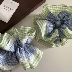 Chouchous vichy menthe et bleu avec bordure en dentelle blanche pour un style printanier