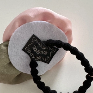 Détail du chouchou rose en soie fait main avec élastique résistant et finitions soignées