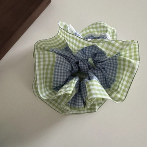 Vue détaillée du chouchou vichy bleu et vert avec détails de bordure à volants