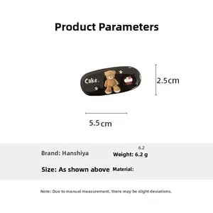 Vue détaillée d'une pince à cheveux ours ovale noire de 5,5 cm avec texte Cake