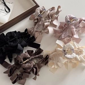 Eleganti mollette per capelli con fiocco in raso in cinque colori tra cui nero e champagne
