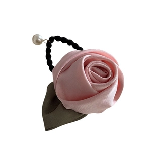 Élastique à cheveux rose 3D en satin avec feuilles vertes et perle délicate ornée