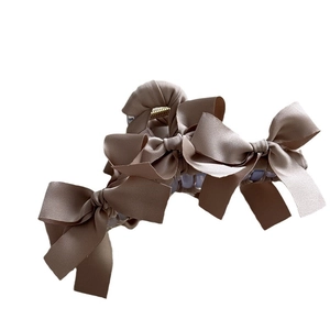 Elegante molletta per capelli in raso champagne con fiocco e molla in metallo dorato