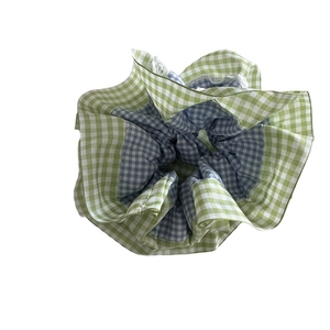 Chouchou à carreaux sel de mer et menthe avec bordure en dentelle et tissu vichy
