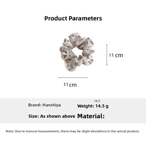 Chouchou fleuri en tissu avec un diamètre de 11cm et un poids de 14,5g sur fond blanc