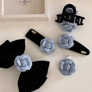 Samt-Kamelienschleife Haarklammer Set mit goldenem Etikett im Vintage französischen Stil