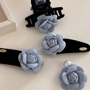 Details von Samt-Kamellien-Haarspangen mit goldenen Love is Forever Metall-Logos