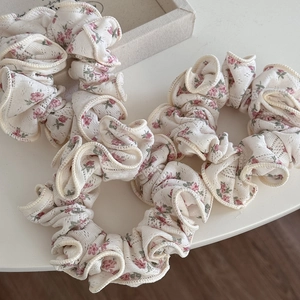 Chouchous brodés à fleurs rose et crème pour des coiffures élégantes et vintage
