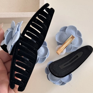 Elegantes Set aus blauen Stoff-Kamellien-Haarspangen und Samt-Haarklammer für Damen