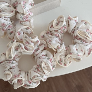 Chouchou fleuri surdimensionné avec de délicats motifs roses pour les femmes