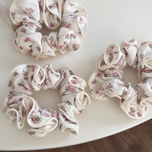 Lot de trois chouchous en coton crème à motifs floraux roses pour cheveux de femmes