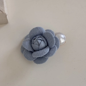 Detailansicht einer blauen Samt-Kamelie Haarklammer mit einer eleganten großen Perle