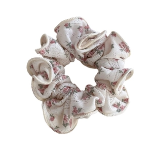 Chouchou floral en dentelle beige avec motifs de roses roses pour coiffure féminine