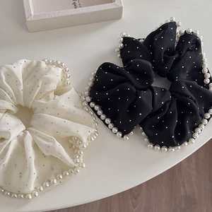 Chouchous élégants en mousseline avec perles blanches et cristaux brillants en crème et noir