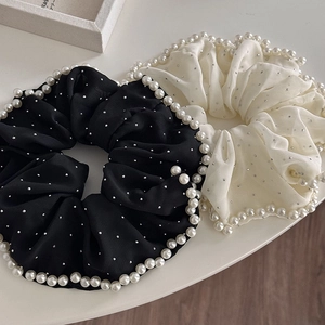 Lot de chouchous noir et beige ornés de perles nacrées et de strass brillants chic