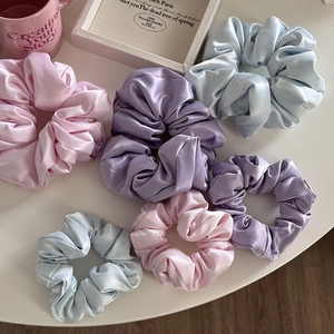 Set di elastici per capelli in raso opaco nei colori rosa, viola e blu pastello