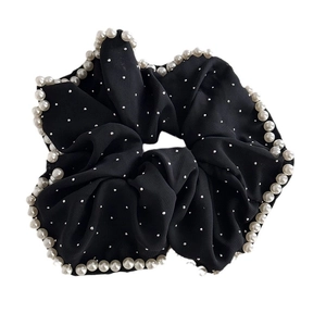 Chouchou noir surdimensionné avec perles blanches et strass argentés brillants