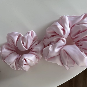 Dettagli di due elastici scrunchie in raso rosa chiaro opaco in taglia M e L