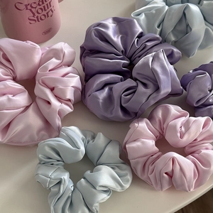 Elegante set di elastici per capelli in raso nei colori rosa, viola e azzurro seta