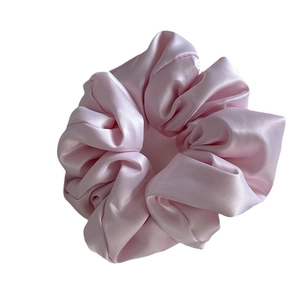 Elastico in raso rosa chiaro rigoglioso con texture opaca e design a cuscino