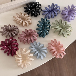 Set di 11 elastici a spirale per capelli in colori Morandi su base bianca pulita