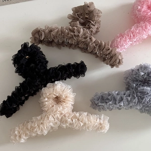Vue détaillée de grandes pinces à cheveux avec tissu en mousseline plissée et organza