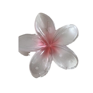 Pince à cheveux fleur dégradé rose et bleu avec texture givrée pour style de vacances