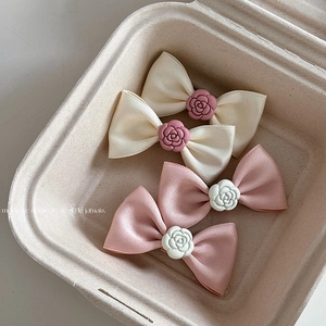 Elegante Fermaglio per Capelli con Fiocco in Tessuto di Raso e Decorazione a Fiore di Camelia in Resina Stile Coreano Vintage Dolce Clip per Capelli Donna