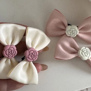 Elegante fermaglio per capelli con fiocco e camelia in raso per acconciature da donna
