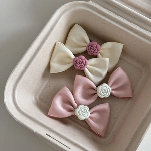Eleganti fermagli per capelli con fiocco in raso e camelia in crema e rosa