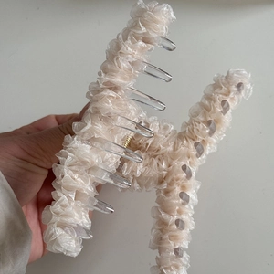 Pince à cheveux élégante en organza plissé beige pour coiffure style français femme