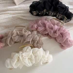 Grote chiffon haarklemmen met plooien in zwart roze kaki en crèmewit kleur