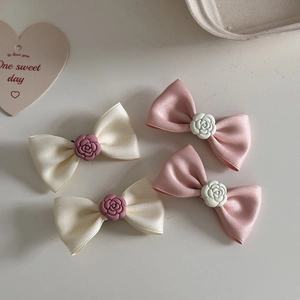 Dettaglio del set di 4 fermagli per capelli in raso con rose in resina