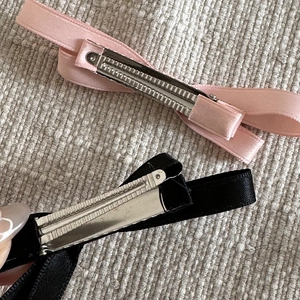Barrettes à cheveux avec nœuds en satin rose et noir et pinces crocodiles en métal
