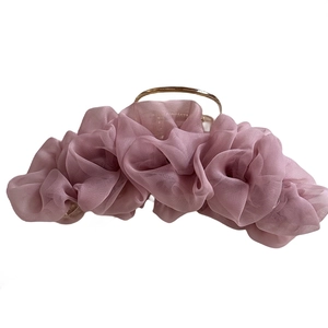 Elegante grote roze haarklem met geplooide mesh voor damesknotjes kapsels