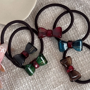 Set mit fünf eleganten Schleifen-Haargummis in verschiedenen Farben mit Goldaufdruck