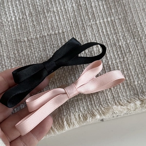 Barrettes à cheveux élégantes avec nœuds en ruban de satin noir et rose