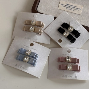 Détails des barrettes à nœuds en satin ornées de cristaux carrés brillants et élégants