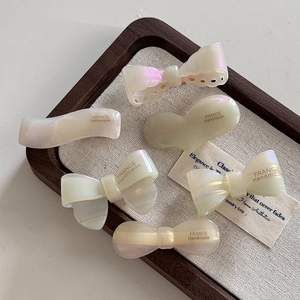 Coffret de 5 barrettes à cheveux en acétate nacré avec nœuds sur plateau en lin