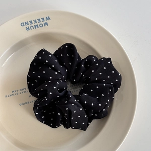 Gros plan d'un chouchou à pois de style français sur une assiette en céramique décorative