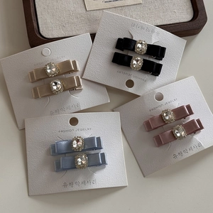 Lot de deux barrettes en satin avec strass carrés en diverses couleurs élégantes