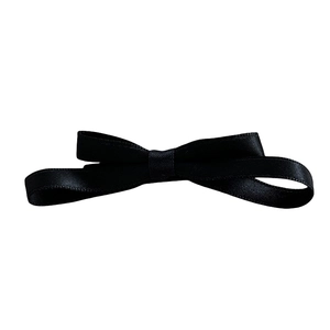 Pince à cheveux élégante avec nœud en satin noir et doubles boucles sur fond blanc