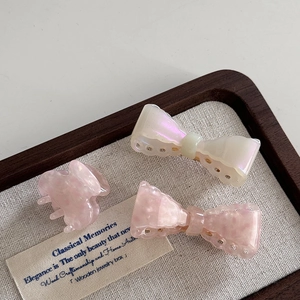 Lot de barrettes à cheveux en acétate pastel et mini pince dans un plateau en bois
